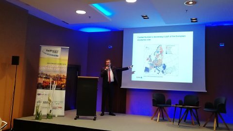 Onno de Jong speaks at RailFreight Summit, source: RailFreight