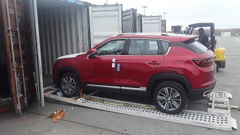 The Chinese cars are loaded into containers, source: FESCO